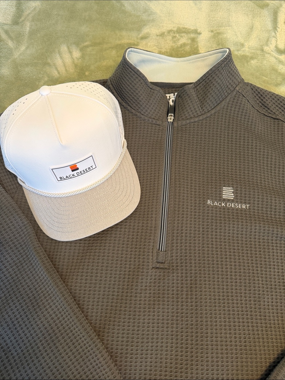 GOLF BUNDLE - BLACK DESERT 
Straight Down 1/4 Zip Pullover & Melin Odysea Hat - Picture 2 of 5